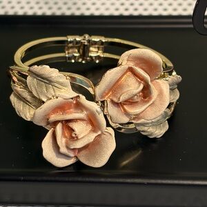 Fashion Jewelry Vintage like Gold Tone Bracelet with Peach Pink Rose Accents